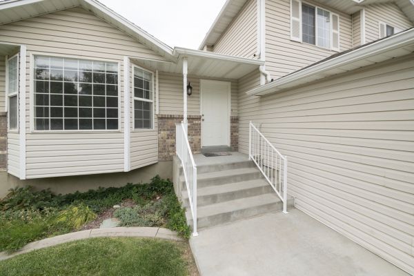 Cost of White Vinyl Siding Replacement in Topeka